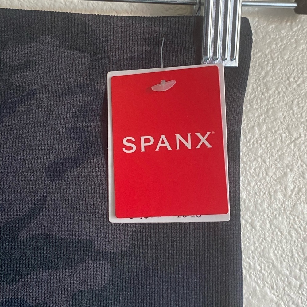 Spanx Look At Me Now Full Length Leggings in Black Camo - New with tags - Picture 6 of 12